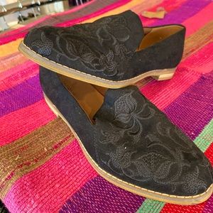 Indigo Rd floral embroidered women’s casual flats